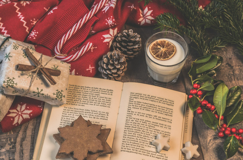 Uppslagen bok med julinteriör, kaffe och mysig känsla